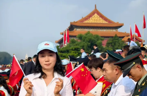 金御网 “祥榕，替你在现场观礼九三阅兵，妈妈感到无比自豪！”